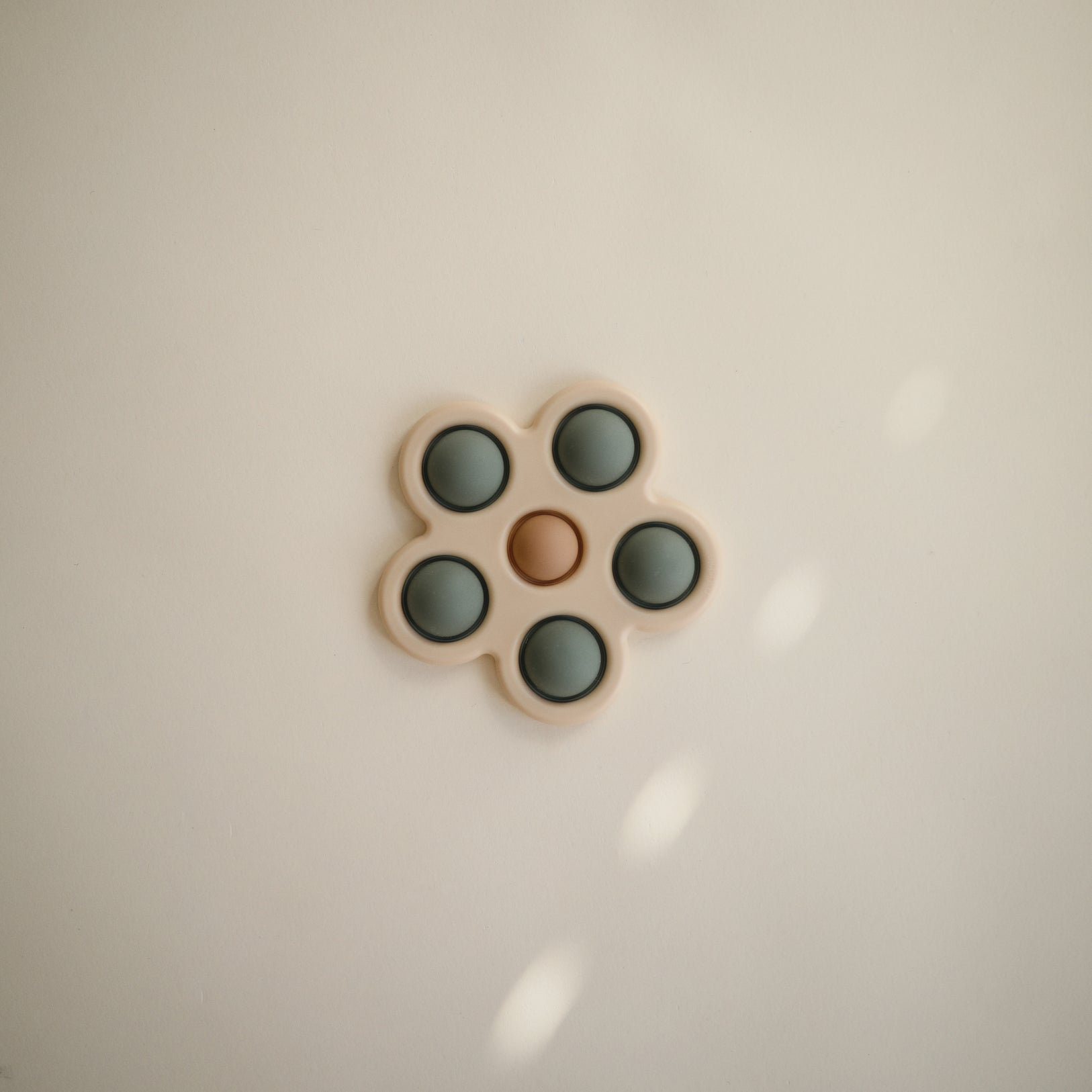 Mushie - Flower Press Toy - Dried Thyme/Natural/Shifting Sands