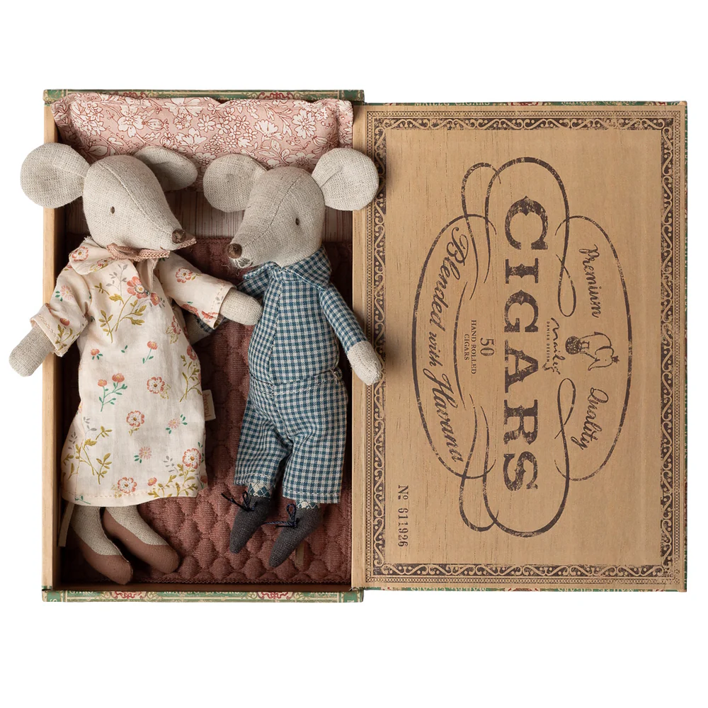 Maileg - Grandma & Grandpa In Cigar Box