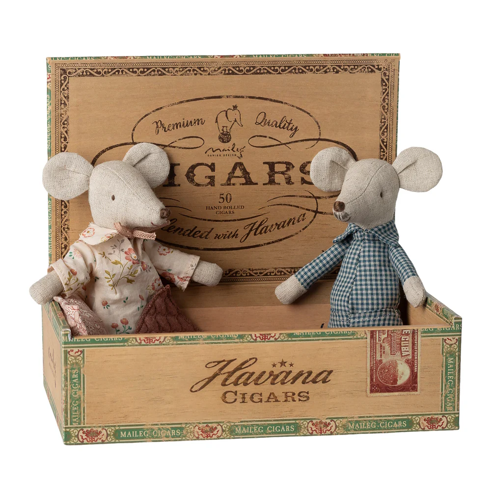 Maileg - Grandma & Grandpa In Cigar Box