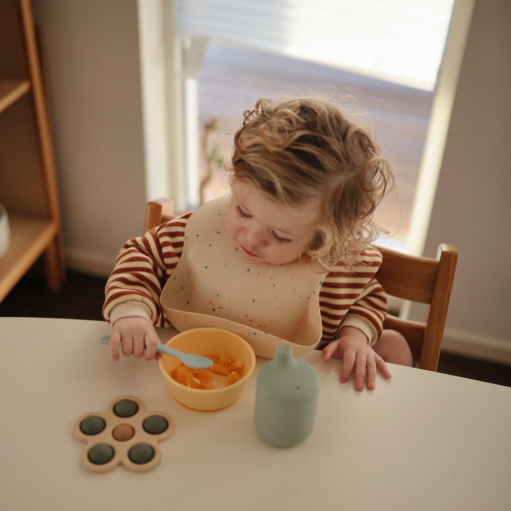 Mushie - Flower Press Toy - Dried Thyme/Natural/Shifting Sands