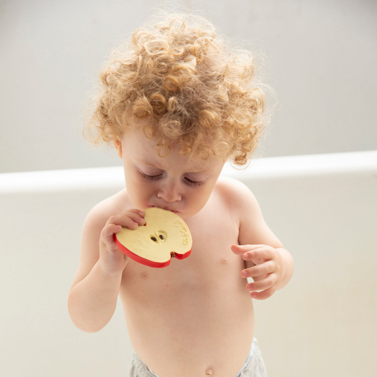 Oli & Carol - Pepita the Apple