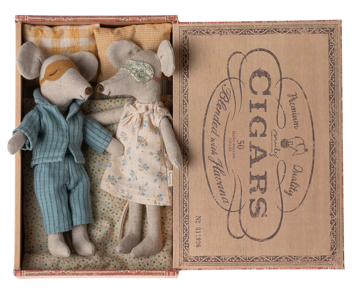Maileg - Mum & Dad In Cigar Box 2023